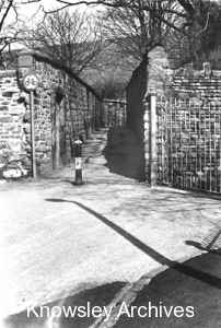 Enclosed pathway, Wood Lane, Prescot